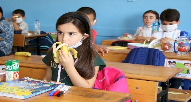 İlk teneffüste 60 bin öğrencinin meyvesi Büyükşehir'den