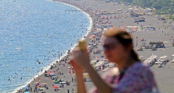 Antalya'da Ekim ayında termometreler 37 dereceyi gösterdi, tatilciler sahillere akın etti